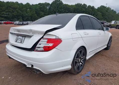 2013 Mercedes-Benz C 350 Sport z USA, uszkodzony, nr VIN WDDGF5HB4DA834763